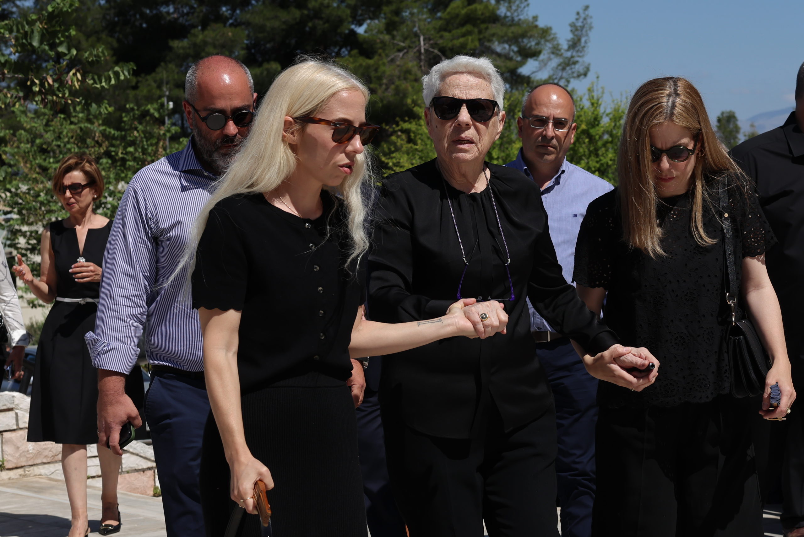 Γιώργος Σουφλιάς: Συντετριμμένη η οικογένειά του στο «τελευταίο αντίο» – Εικόνες από το κοιμητήριο Παπάγου