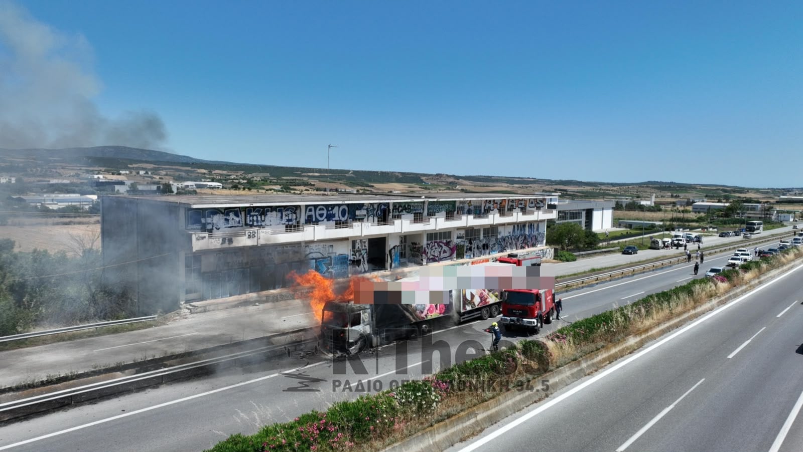 Φωτιά και εκρήξεις σε νταλίκα στην Εθνική Οδό Μουδανιών-Θεσσαλονίκης – ΦΩΤΟ και ΒΙΝΤΕΟ