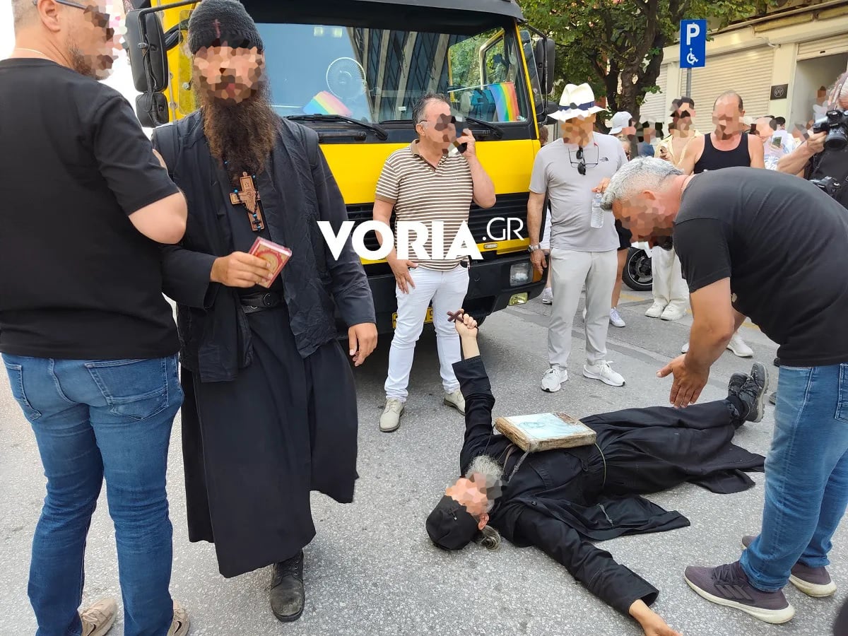 Θεσσαλονίκη: Ρασοφόρος ξάπλωσε στον δρόμο μπροστά σε άρμα του Pride – Φώναζε «Μετανοείτε»