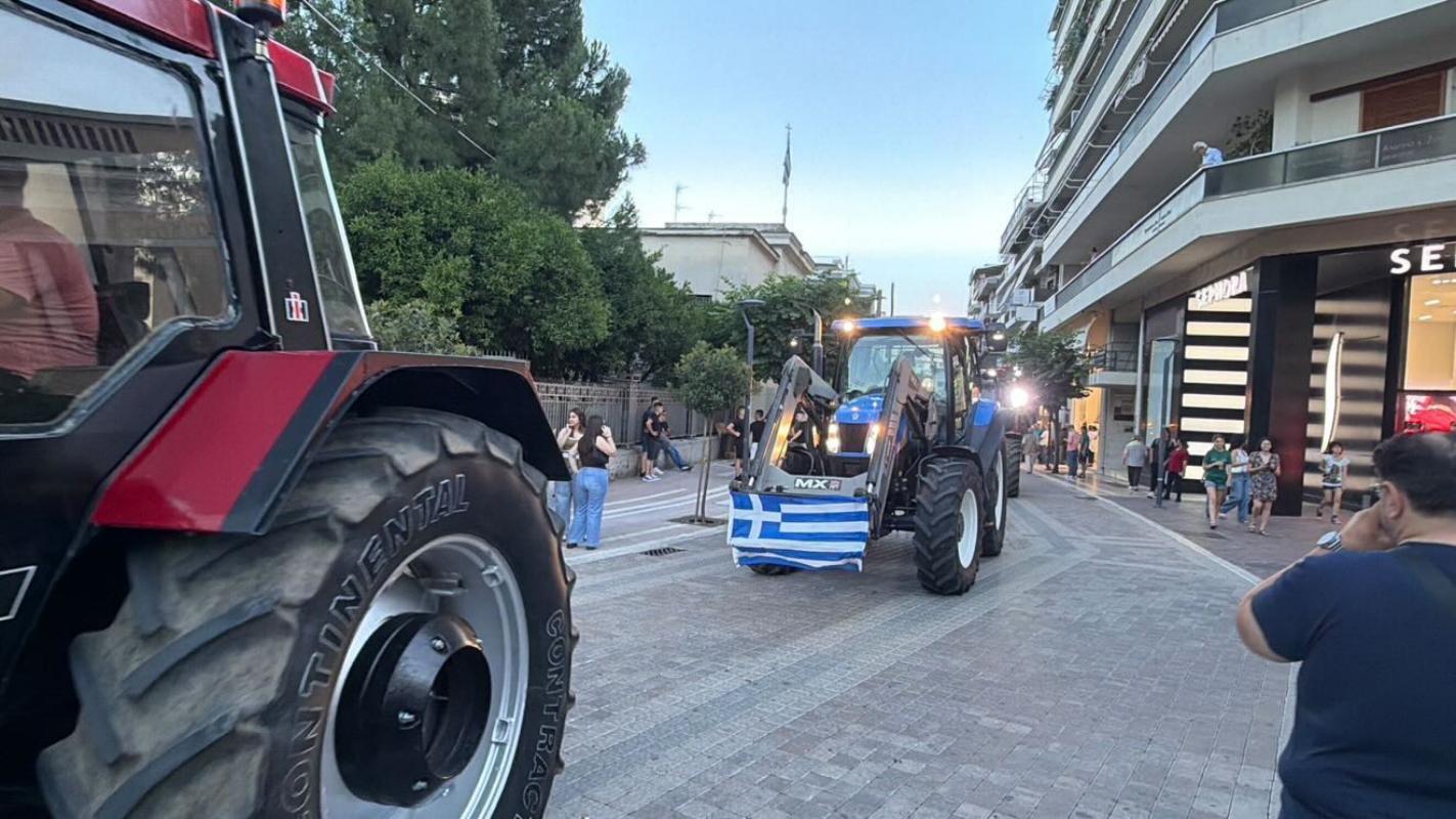 Αγρίνιο: Μηχανοκίνητη πορεία αγροτών στην πλατεία για το κόστος παραγωγής και τις καθυστερήσεις πληρωμών