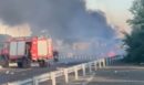 Φορτηγό ανετράπη στην Εθνική Οδό Αθηνών-Θεσσαλονίκης και τυλίχθηκε στις φλόγες - ΒΙΝΤΕΟ