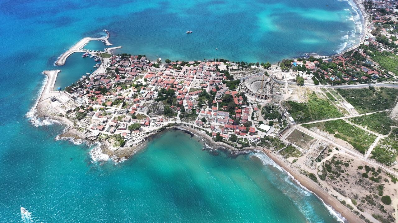 Εναέρια άποψη δείχνει έναν αρχαίο δρόμο που οδηγεί στη δεύτερη κύρια πύλη της αρχαίας πόλης της Σίδης, αφού ήρθε στο φως στην περιοχή Μαναβγκάτ της Αττάλειας, στην Τουρκία, στις 21 Μαΐου 2026. (Φωτογραφία: Πρακτορείο Anadolu / AA)