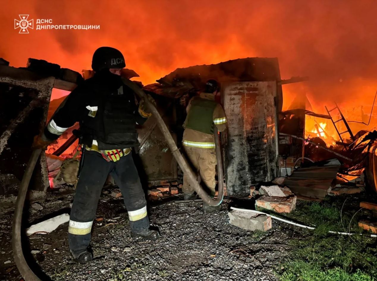 Πυροσβέστες επιχειρούν σε φλεγόμενο κτίριο στο Ντνίπρο μετά τη ρωσική επίθεση. Φωτογραφία: Κρατική Υπηρεσία Εκτάκτων Αναγκών της περιφέρειας Ντνιπροπετρόφσκ