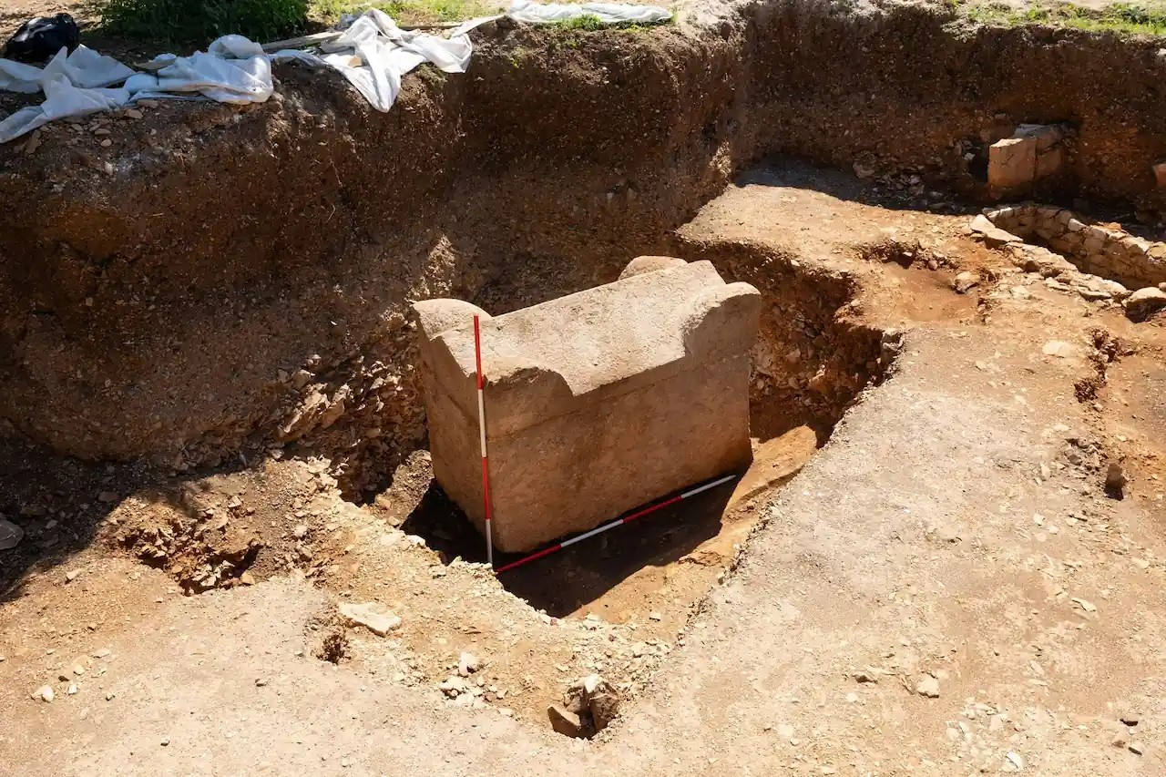 Το μυστικό που έμεινε ανέγγιχτο στα βάθη των αιώνων: Σαρκοφάγος της Ύστερης Ρωμαϊκής Περιόδου ανακαλύφθηκε άθικτη και σφραγισμένη στην αρχαία Επίδαυρο της Ιλλυρίας