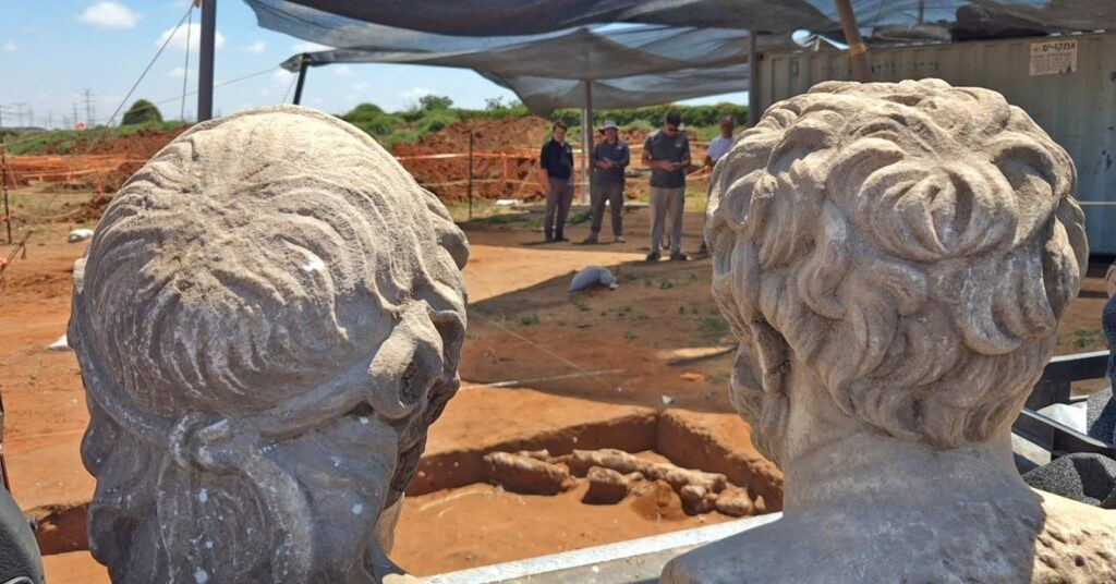 Οι μαρμάρινες προτομές βρέθηκαν ανάποδα μέσα σε ένα παροπλισμένο ρωμαϊκό-βυζαντινό πατητήρι κοντά στην Μπινιαμίνα. Φωτογραφία: Emil Aladjem, Αρχή Αρχαιοτήτων του Ισραήλ