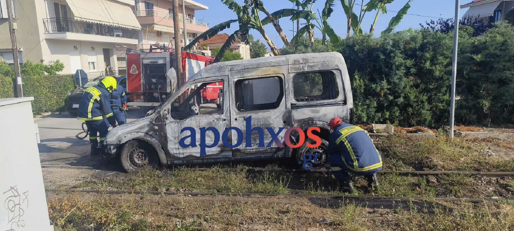 Αχαΐα: Βανάκι τυλίχθηκε στις φλόγες και κατέληξε «ακυβέρνητο» στις γραμμές του τρένου – Βίντεο
