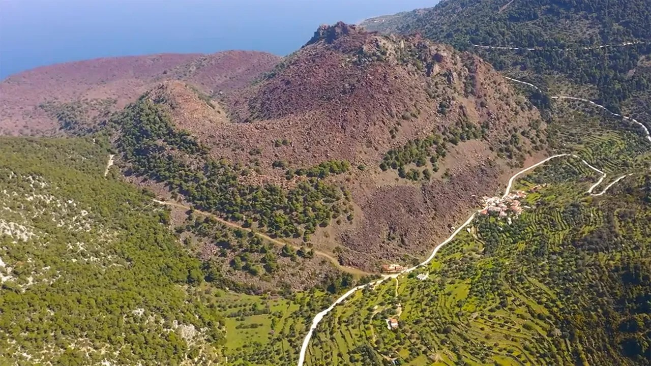 Το όρος Ταφτάν στο Ιράν είναι ένα ηφαίστειο που θεωρούνταν σβησμένο, αλλά η κορυφή του ανυψώνεται, πιθανώς λόγω συσσώρευσης αερίων κάτω από την επιφάνειά του.Πηγή εικόνας: Planet Labs PBC