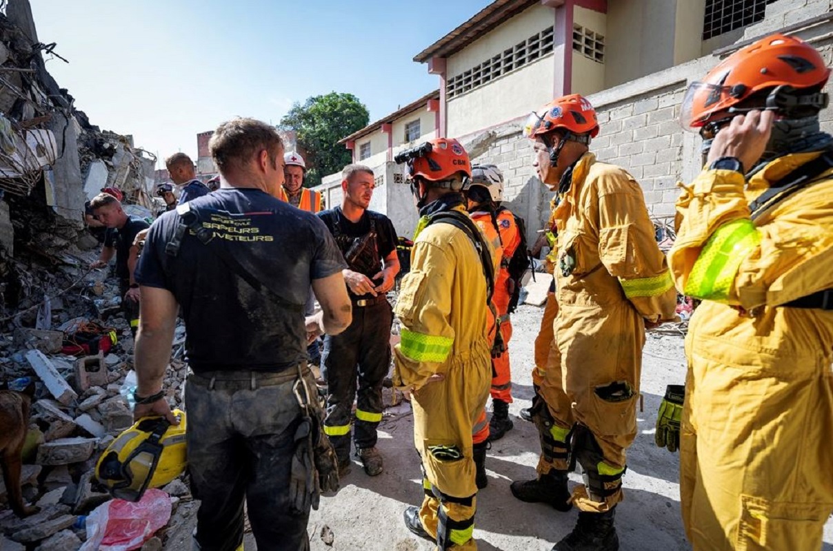 Ομάδες διάσωσης επιχειρούν έξω από κτίριο που υπέστη σοβαρές ζημιές στην περιοχή Κατία Λα Μαρ, στην πολιτεία Λα Γκουάιρα της Βενεζουέλας. Πηγή: Reuters.