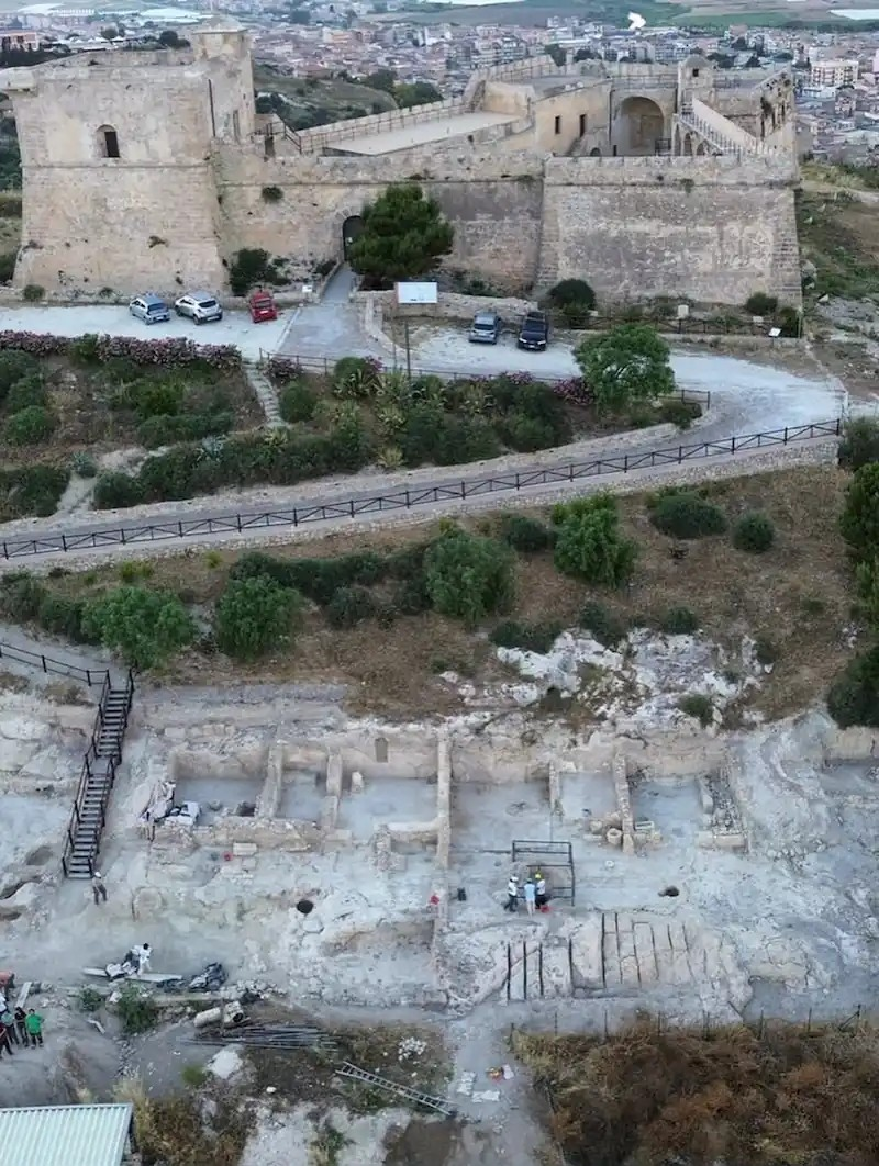 Άποψη του κάστρου και των ανασκαφών. Πηγή: Αρχαιολογικό και Τοπιακό Πάρκο της Κοιλάδας των Ναών 