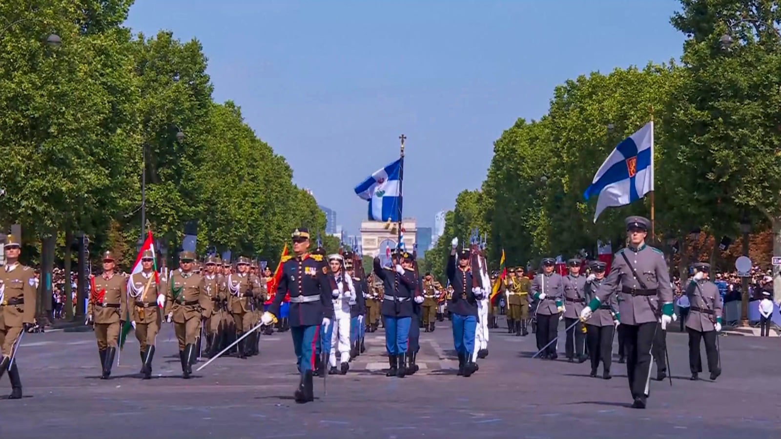 Με ελληνικά Rafale και πεζοπόρο τμήμα του ΓΕΕΘΑ ο εορτασμός της Βαστίλης στο Παρίσι – Δείτε φωτογραφίες και βίντεο