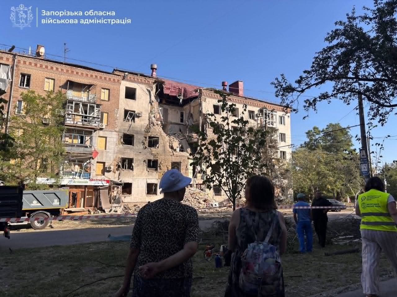 Κατεστραμμένη πολυκατοικία στη Ζαπορίζια μετά από ρωσική επίθεση με κατευθυνόμενες αεροπορικές βόμβες, στις 19 Ιουλίου 2026. (Στρατιωτική Διοίκηση της Περιφέρειας Ζαπορίζια)
