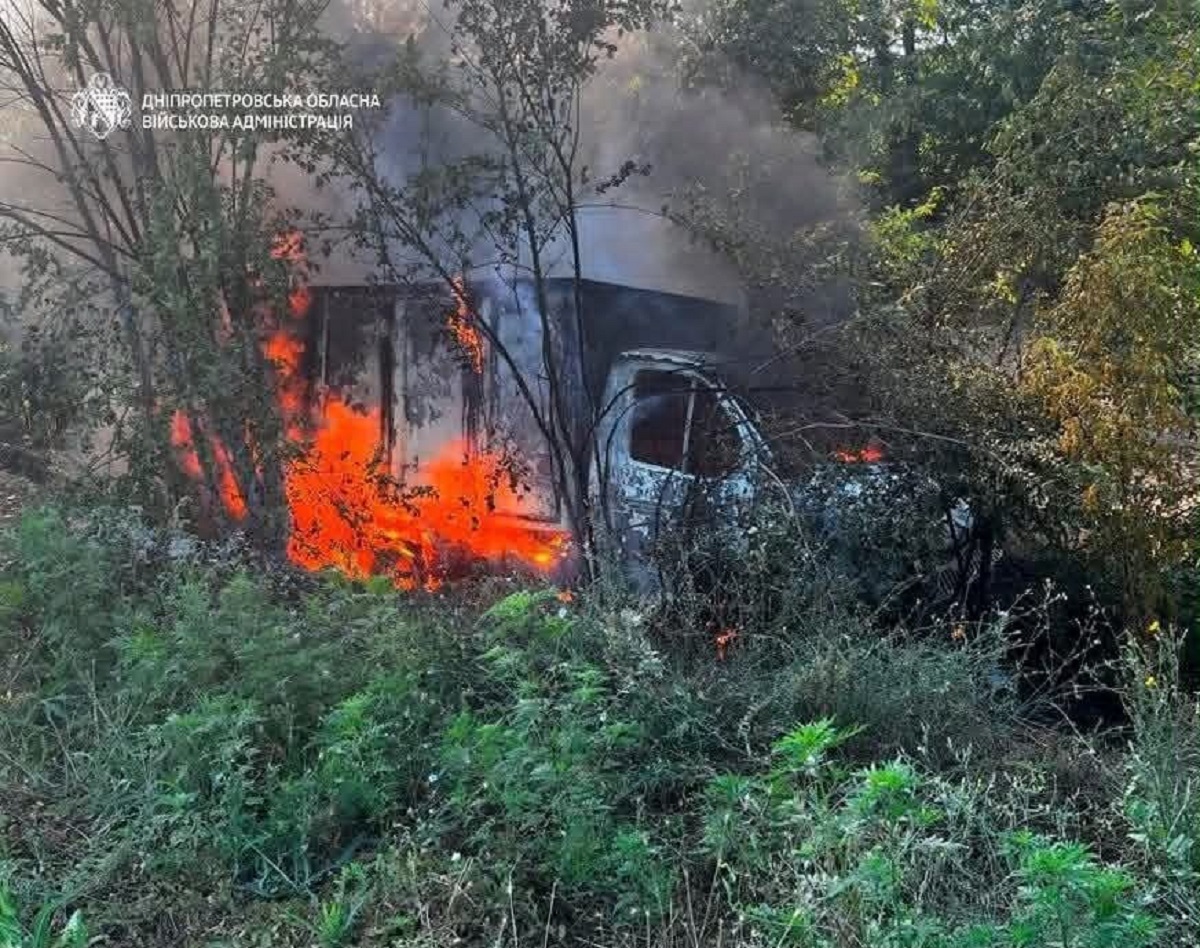 Φωτιά σε όχημα και κτίριο μετά από ρωσική επίθεση στην περιφέρεια Ντνιπροπετρόφσκ της Ουκρανίας. Φωτογραφία: Στρατιωτική Διοίκηση της Περιφέρειας Ντνιπροπετρόφσκ.