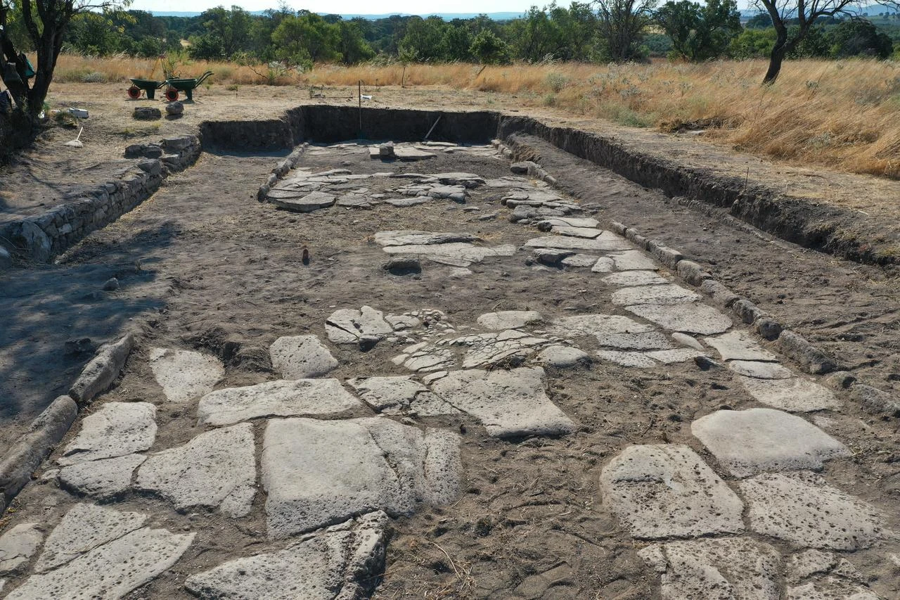 Αρχαιολόγοι εργάζονται στα κατάλοιπα ενός ρωμαϊκού δρόμου στην αρχαία πόλη της Τροίας, η οποία περιλαμβάνεται στον κατάλογο της UNESCO, στα Δαρδανέλια της Τουρκίας, 25 Ιουλίου 2026. (Φωτογραφία: Anadolu Agency) 
