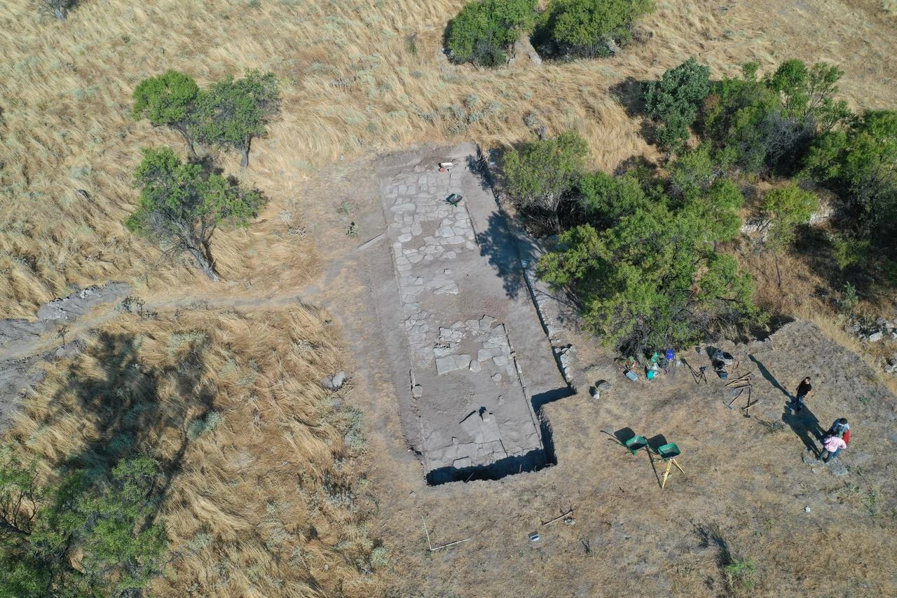 Μια εναέρια άποψη του ανασκαμμένου ρωμαϊκού δρόμου στην αρχαία πόλη της Τροίας στα Δαρδανέλια της Τουρκίας, όπου οι αρχαιολόγοι εντόπισαν ζημιές που συνδέονται με έναν μεγάλο σεισμό πριν από περίπου 1.500 χρόνια. (Φωτογραφία: AA)