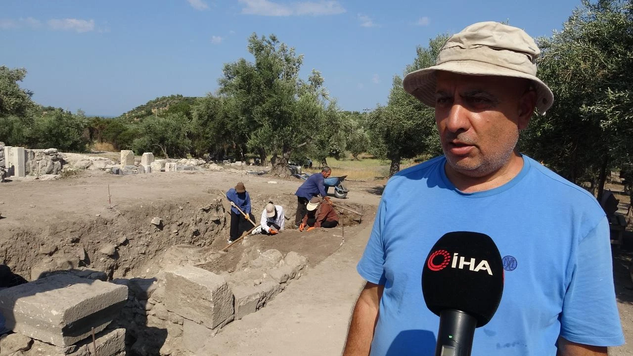 Ο διευθυντής των ανασκαφών στο Ιερό του Απόλλωνα Σμινθέα, καθηγητής Νταβούτ Καπλάν (Davut Kaplan), μιλά κατά τη διάρκεια των αρχαιολογικών εργασιών του 2026 στα Δαρδανέλια (Τσανάκκαλε), στη βορειοδυτική Τουρκία, Ιούλιος 2026. (Φωτογραφία: IHA) 