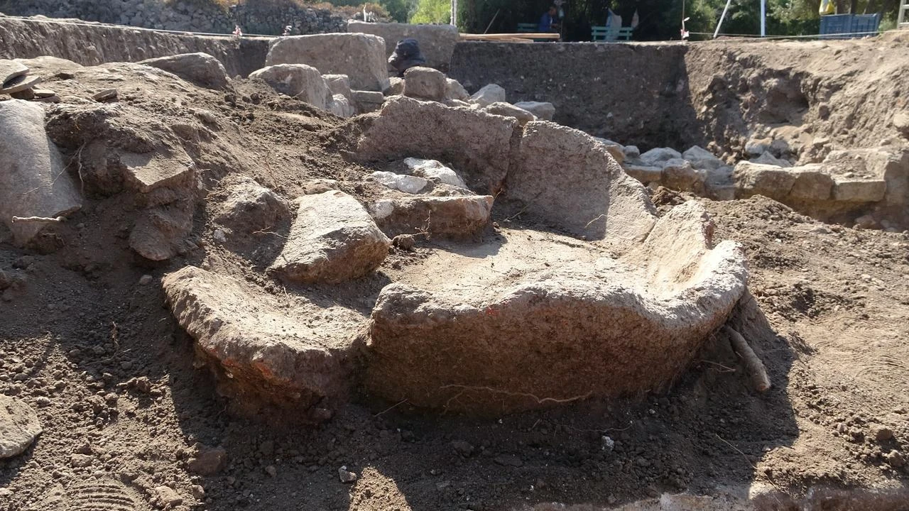 Ένας λίθινος όλμος (γουδί) 1.500 ετών που ήρθε στο φως στο Ιερό του Απόλλωνα Σμινθέα στα Δαρδανέλια (Τσανάκκαλε), στη βορειοδυτική Τουρκία, Ιούλιος 2026. (Φωτογραφία: IHA) 