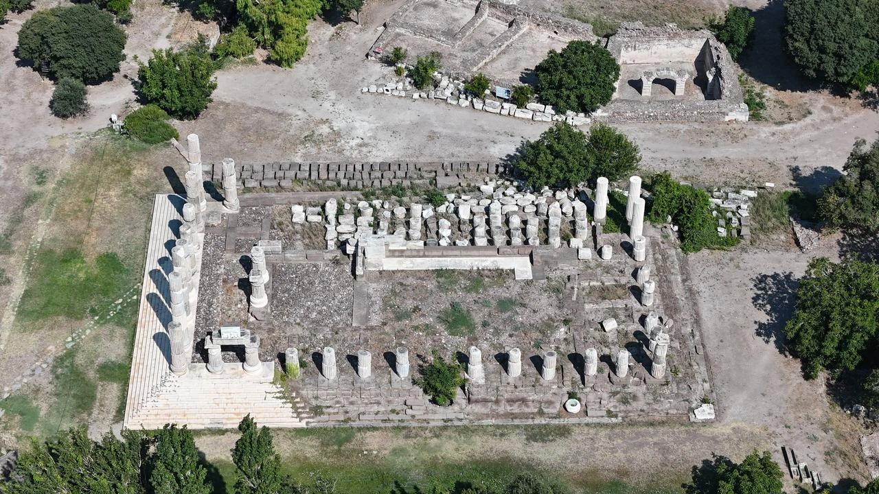Αεροπορική λήψη δείχνει το συγκρότημα των Δυτικών Λουτρών, όπου αποκαλύφθηκαν χριστιανικά οικιστικά στρώματα στο Ιερό του Απόλλωνα Σμινθέα στα Δαρδανέλια (Τσανάκκαλε) της Τουρκίας, Ιούλιος 2026. (Φωτογραφία: IHA) 
