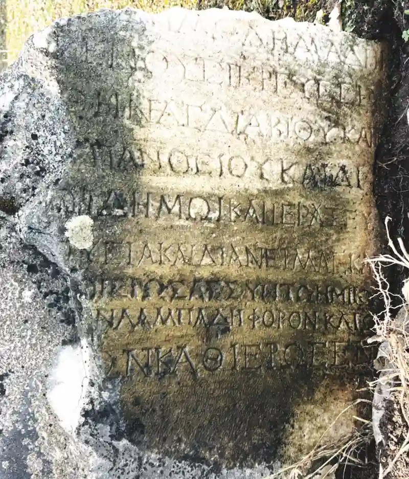 Η επιγραφή που αναφέρει ένα δαδούχο άγαλμα (άγαλμα που φέρει δαυλό). Πηγή / Πνευματικά Δικαιώματα: Uzunoğlu, H., & Dinç, M. 2026