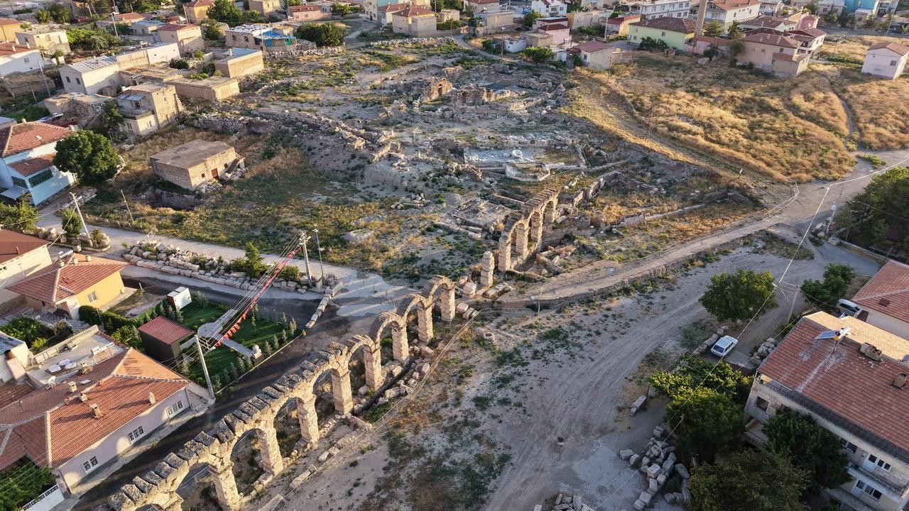 Εναέρια άποψη των ανασκαφικών εργασιών στην Αρχαία Πόλη των Τυάνων στη Νίγδη της Τουρκίας, 11 Ιουλίου 2026. (Φωτογραφία: AA) Η Ομούρ Ντιλέκ Ερντάλ, μέλος του διδακτικού προσωπικού του Τμήματος Ανθρωπολογίας του Πανεπιστημίου Χατζέτεπε, εντάχθηκε στην ανασκαφική ομάδα για να εξετάσει τα σκελετικά κατάλοιπα που ήρθαν στο φως στον αρχαιολογικό χώρο. Η Ερντάλ δήλωσε ότι η ομάδα άρχισε να επικεντρώνεται στο δυτικό κλίτος της εκκλησίας αφότου διαπιστώθηκε ότι αποτελούσε χώρο ταφής, και ότι οι εκεί ανασκαφές συνεχίζονται εδώ και δύο χρόνια. Η ίδια σημείωσε ότι εντάχθηκε στο πρόγραμμα επειδή δεν είχε πραγματοποιηθεί προηγουμένως ανθρωπολογική ανάλυση ανθρωπίνων λειψάνων στη συγκεκριμένη τοποθεσία, και πρόσθεσε ότι το κτίσμα είχε χρησιμοποιηθεί ως νεκρόπολη.