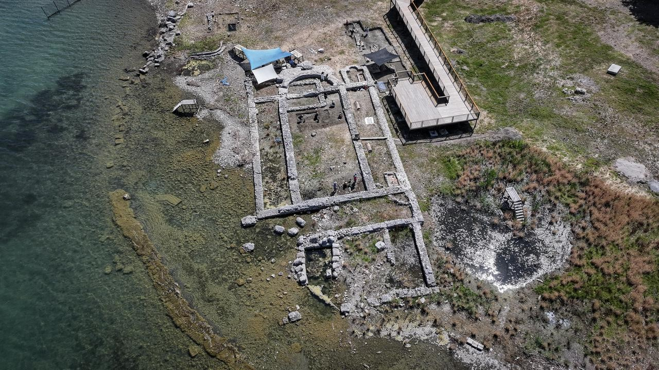 Αεροφωτογραφία αποτυπώνει τη θέση της παραλίμνιας βασιλικής, όπου οι αρχαιολόγοι αποκάλυψαν κατάλοιπα που συνδέονται με τον μικρό ναό όπου διεξήχθη η Πρώτη Οικουμενική Σύνοδος στη Νίκαια, Προύσα, Τουρκία, 10 Ιουλίου 2026. (Φωτογραφία: Πρακτορείο Anadolu) 