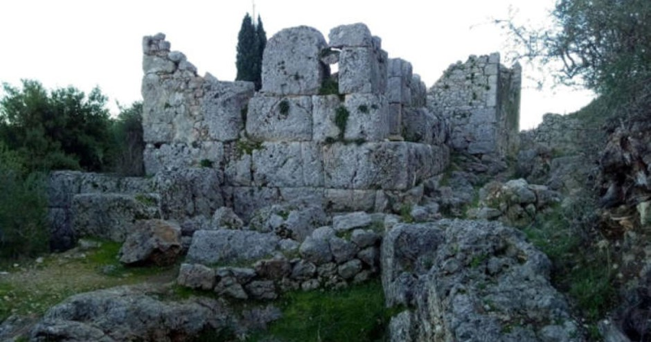 Ιθάκη, Άγιος Αθανάσιος - Ομηρική Σχολή. Άποψη της πυργοειδούς κατασκευής της ελληνιστικής περιόδου στο Άνω Άνδηρο, από τα βόρεια. (Χ. Μαραμπέα/Υπουργείο Πολιτισμού)