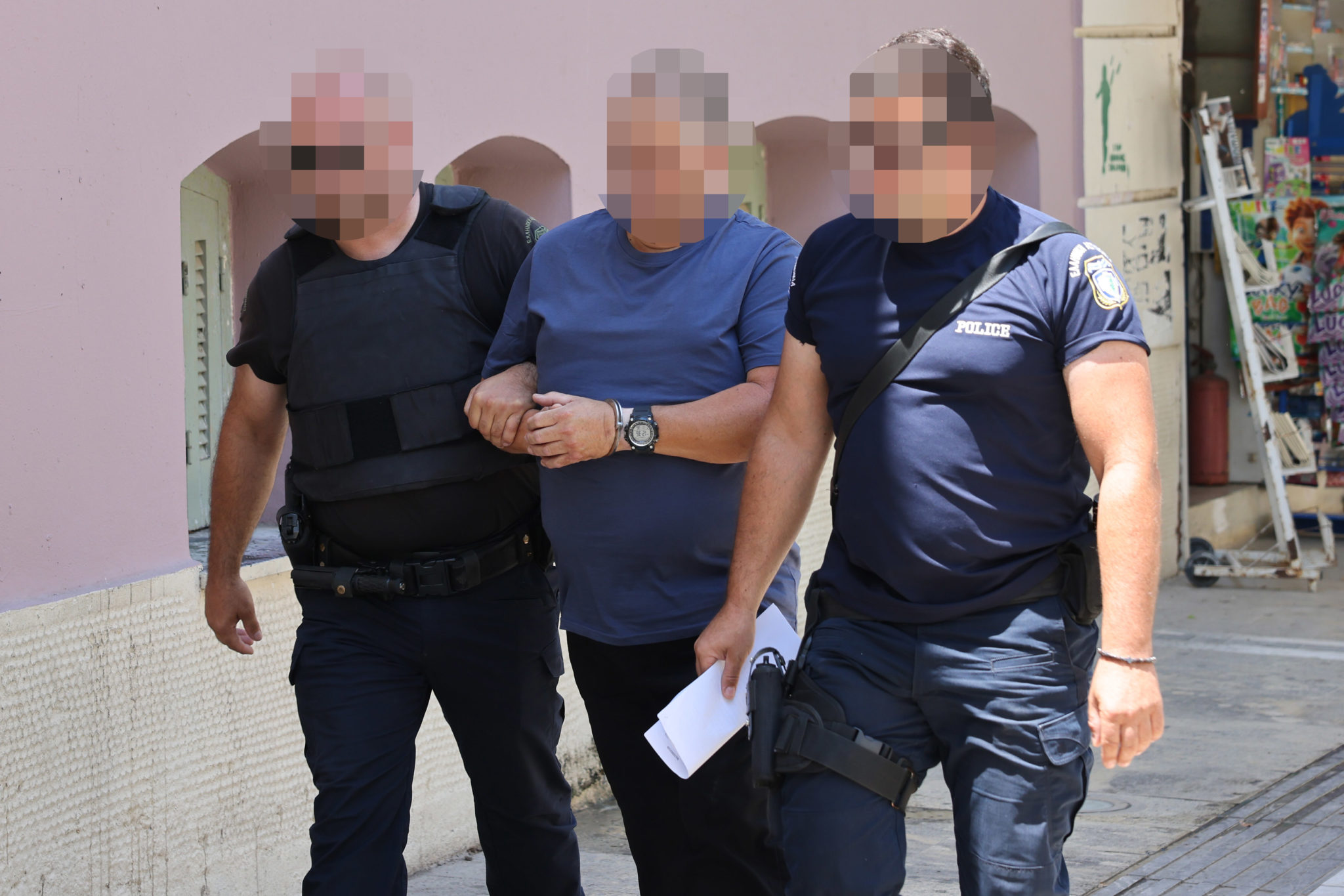 Την ώρα που ο 58χρονος οδηγείται στον εισαγγελέα