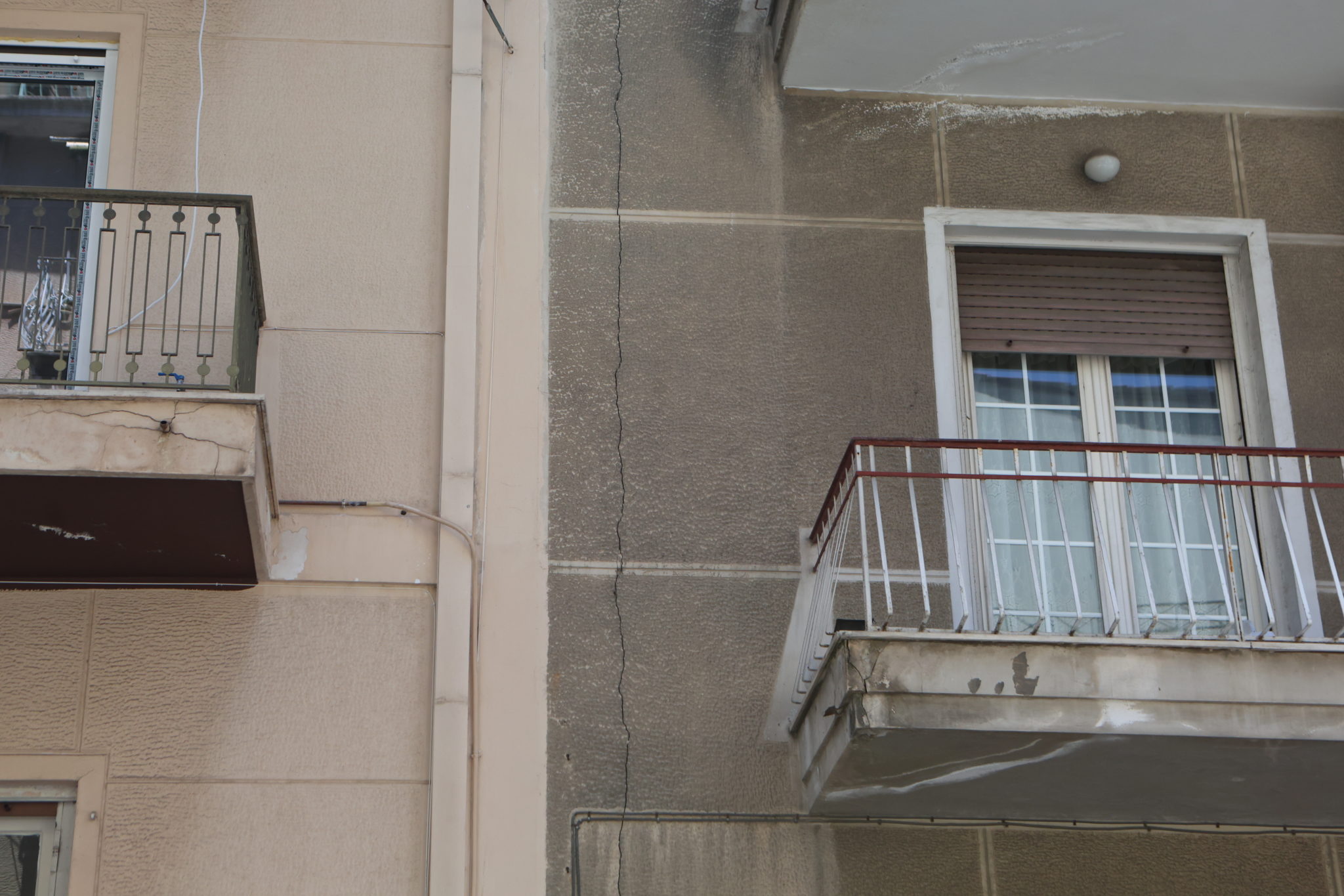 ΡΩΓΜΕΣ ΣΕ ΠΟΛΥΚΑΤΟΙΚΙΕΣ ΣΤΟΥΣ ΔΡΟΜΟΥΣ ΜΕΤΑΞΥ ΤΗΣ ΠΛΑΤΕΙΑΣ ΚΥΨΕΛΗΣ ΚΑΙ ΕΥΕΛΠΙΔΩΝ ΛΟΓΩ ΤΩΝ ΕΡΓΩΝ ΓΙΑ ΤΗΝ ΕΠΕΚΤΑΣΗ ΤΗΣ ΓΡΑΜΜΗΣ 4 ΤΟΥ ΜΕΤΡΟ