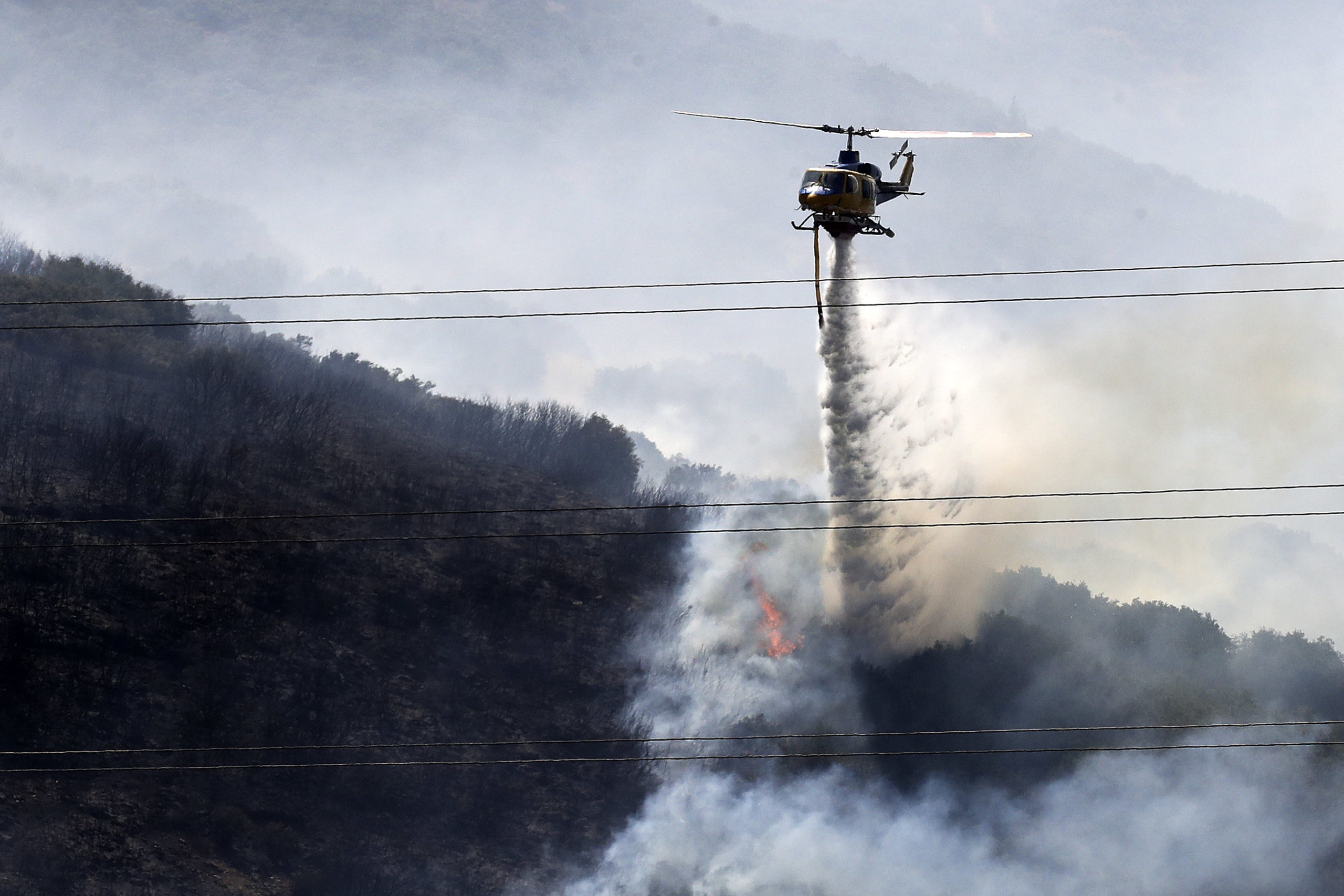 Θεσσαλονίκη: Μαίνεται η φωτιά στο Δερβένι – Επιχειρούν 120 πυροσβέστες και 10 εναέρια μέσα – Δείτε βίντεο και φωτογραφίες