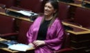 Βουλή: Το χαρτί που ξέχασε η Κωνσταντοπούλου και το... βρήκε ο Βελόπουλος - Δείτε βίντεο