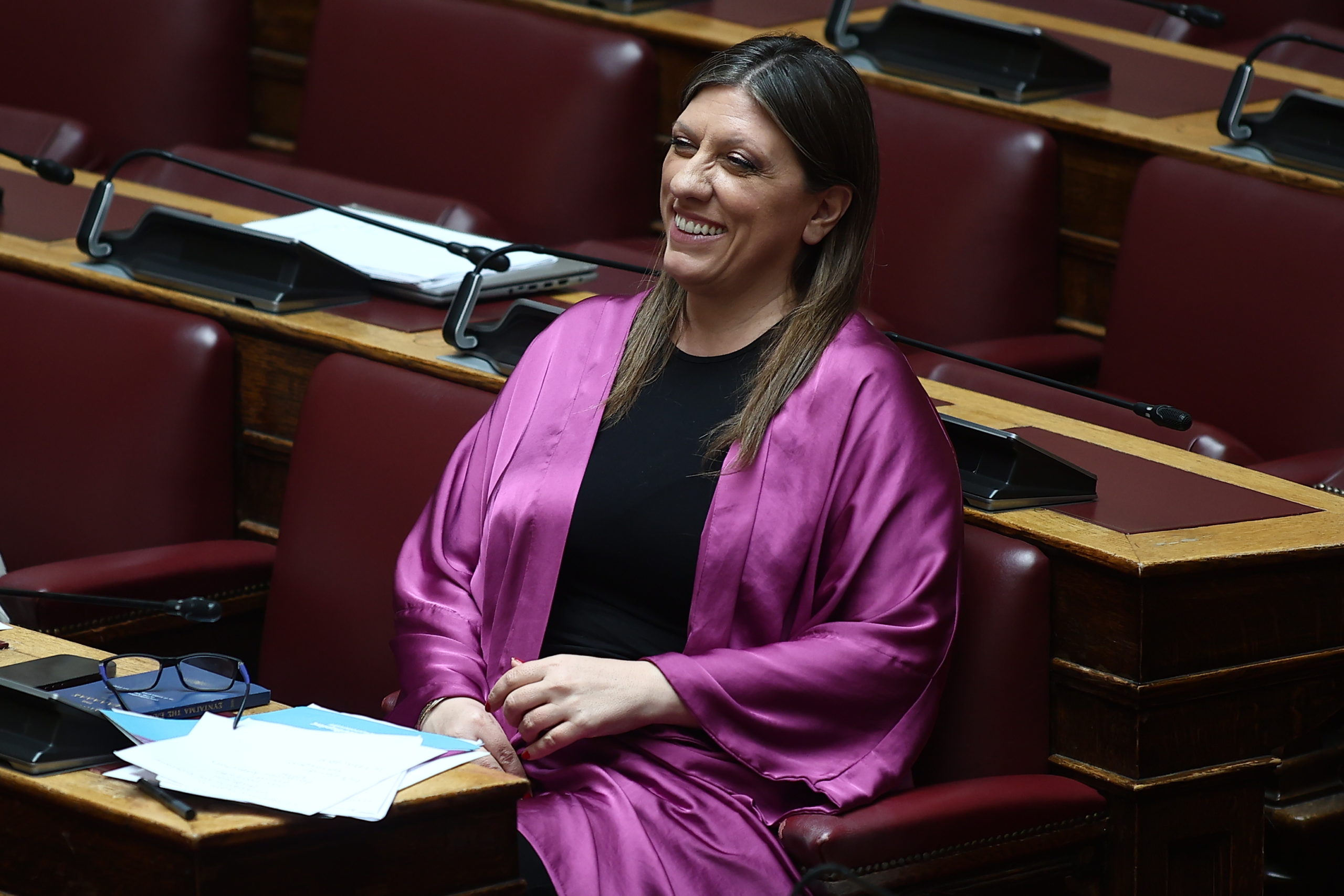 Βουλή: Το χαρτί που ξέχασε η Κωνσταντοπούλου και το… βρήκε ο Βελόπουλος – Δείτε βίντεο