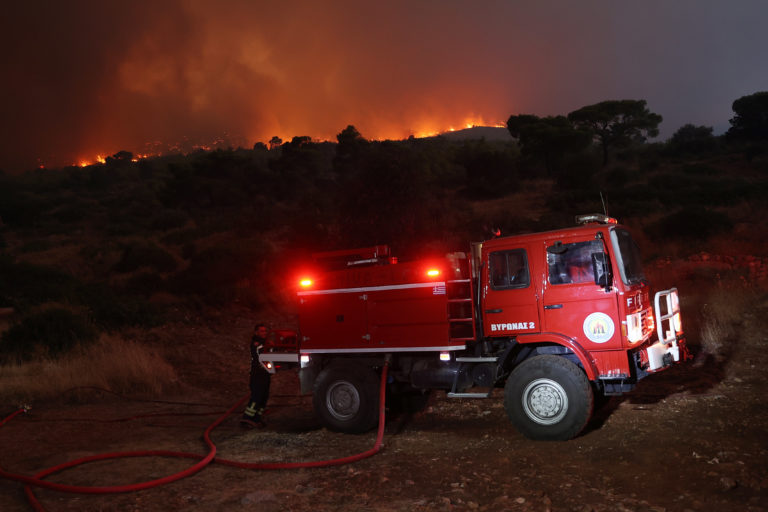 LIVE – Ολονύχτια μάχη με τις φλόγες στην Βοιωτία: Κοντά σε σπίτια η φωτιά στο Πόρτο Γερμενό – Σε εξέλιξη η πυρκαγιά στο Αίγιο, καλύτερη η εικόνα σε Άρτα και Εύβοια