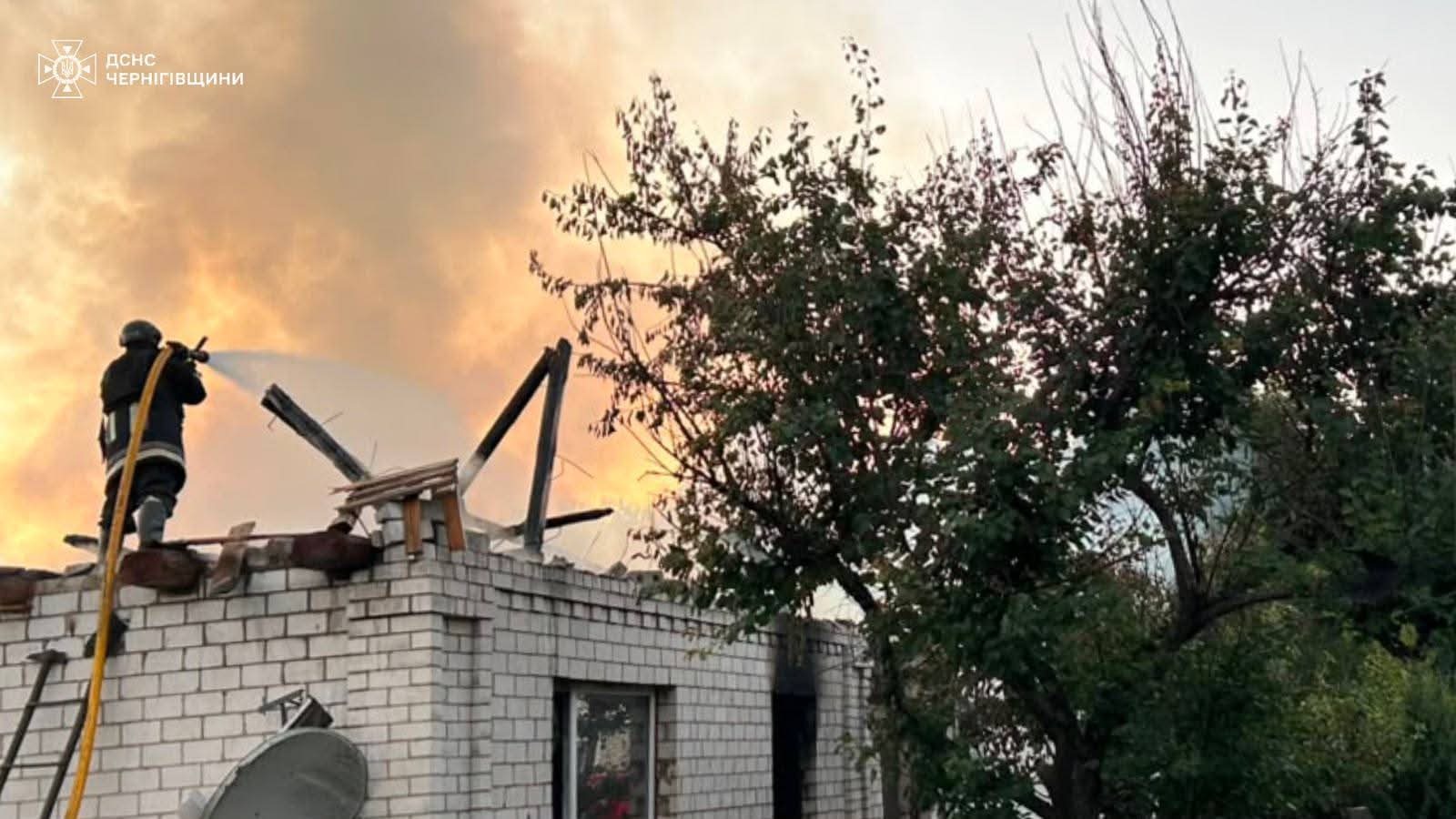 Πυροσβέστης επιχειρεί την κατάσβεση πυρκαγιάς σε κατεστραμμένη κατοικία μετά από ρωσικό βομβαρδισμό στην περιφέρεια του Τσερνίχιβ. Πηγή: Κρατική Υπηρεσία Εκτάκτων Αναγκών της περιφέρειας Τσερνίχιβ.
