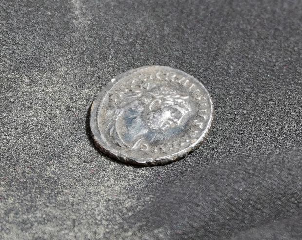Ρωμαϊκό νόμισμα που βρέθηκε κατά τη διάρκεια αρχαιολογικής ανασκαφής στη σιδηροδρομική γραμμή East West Rail μεταξύ Οξφόρδης και Κέιμπριτζ (Εικόνα: East West Rail)