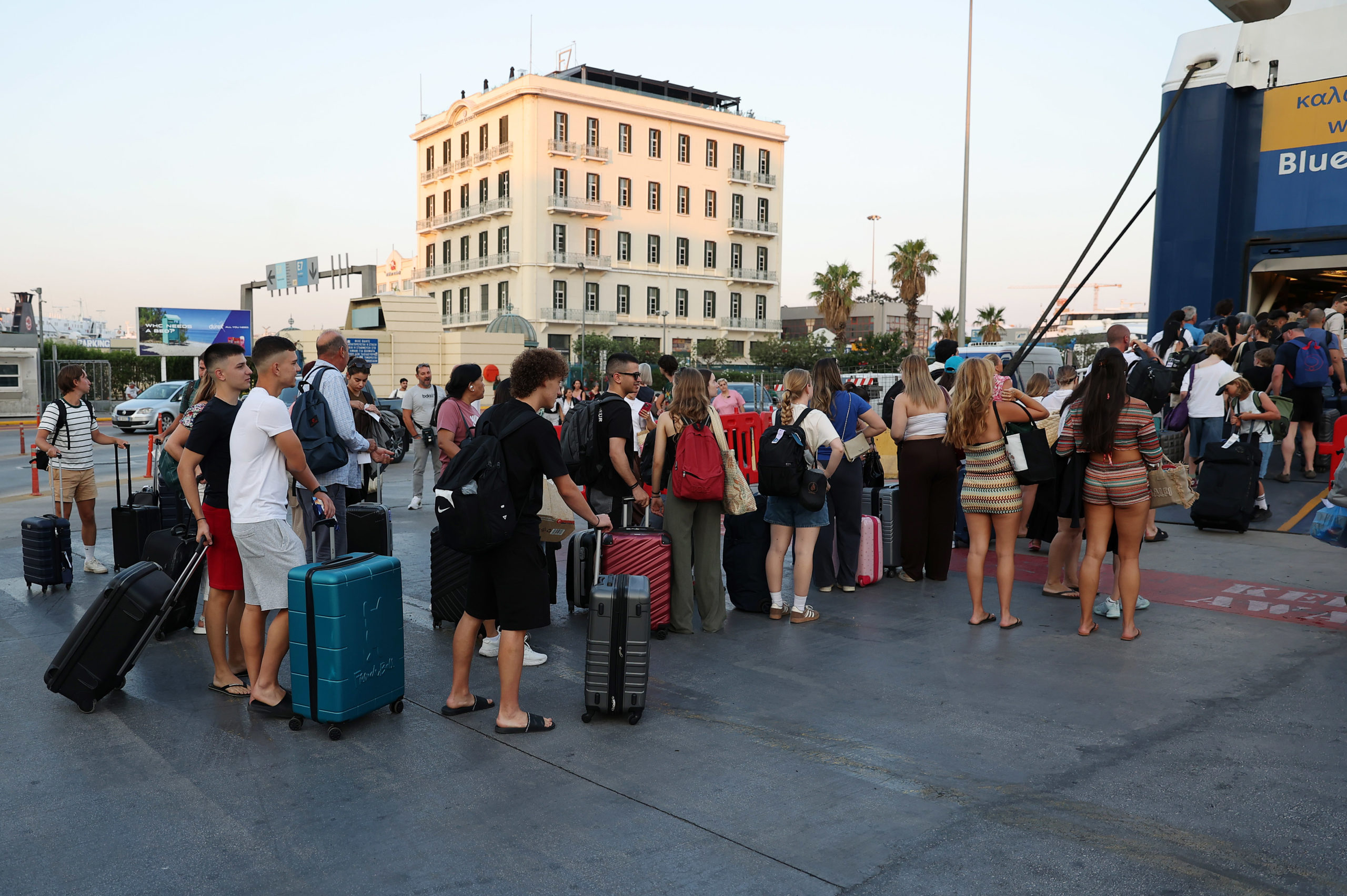 Λιμάνι Πειραιά, Έξοδος αδειούχων