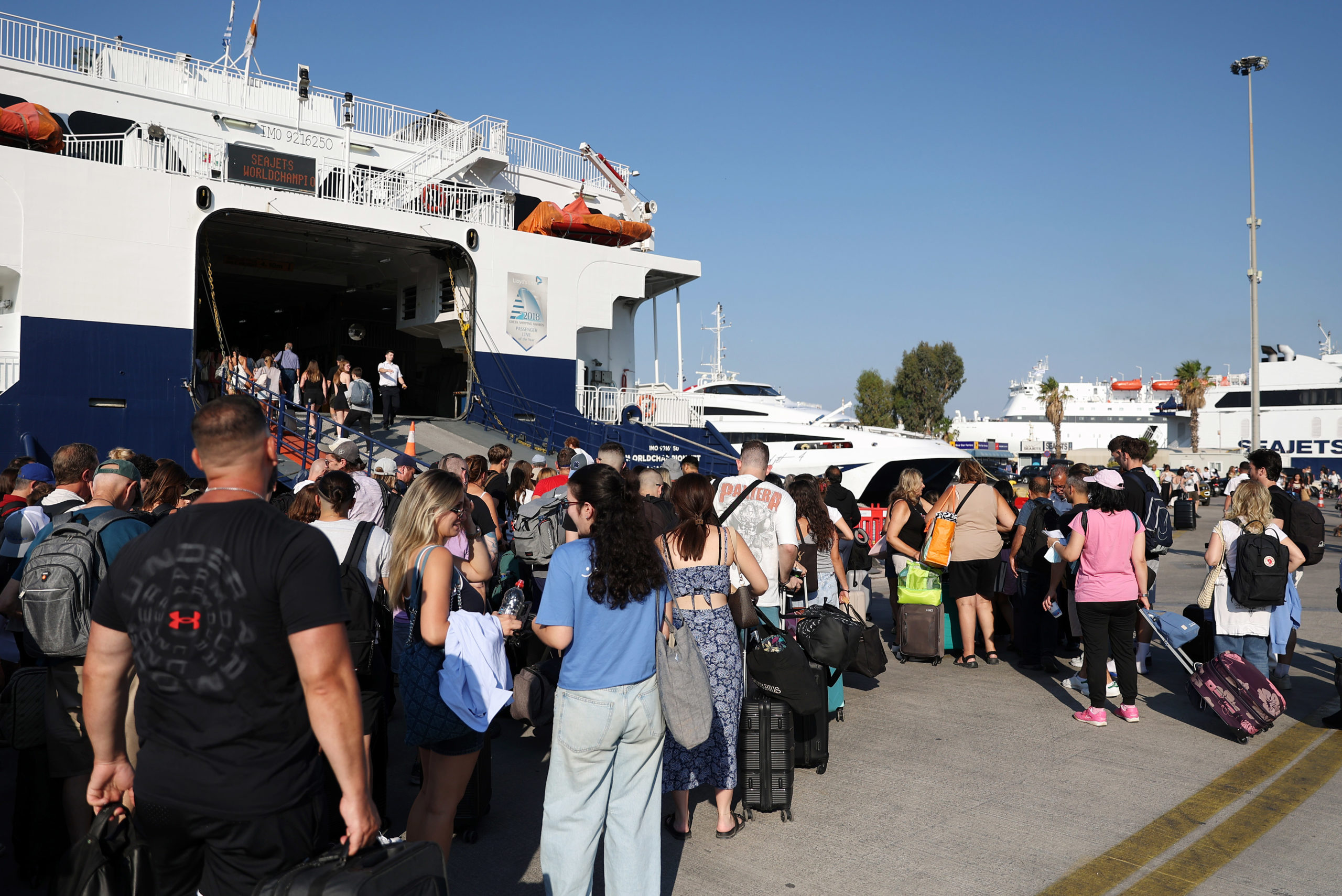 Λιμάνι Πειραιά, Έξοδος αδειούχων