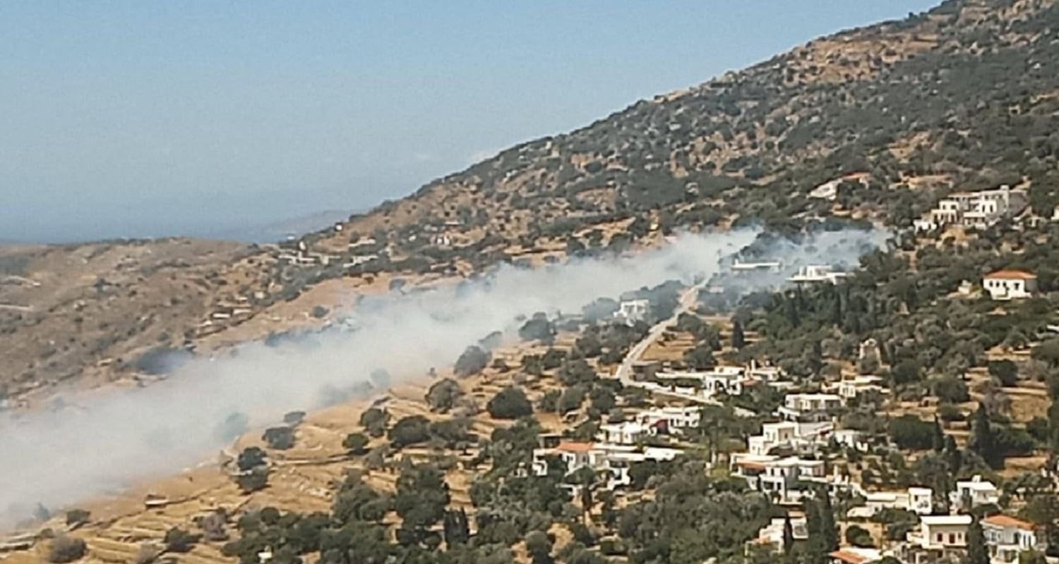 Φωτιά στην Άνδρο: Μήνυμα από το 112 για εκκένωση της Παλαιόπολης