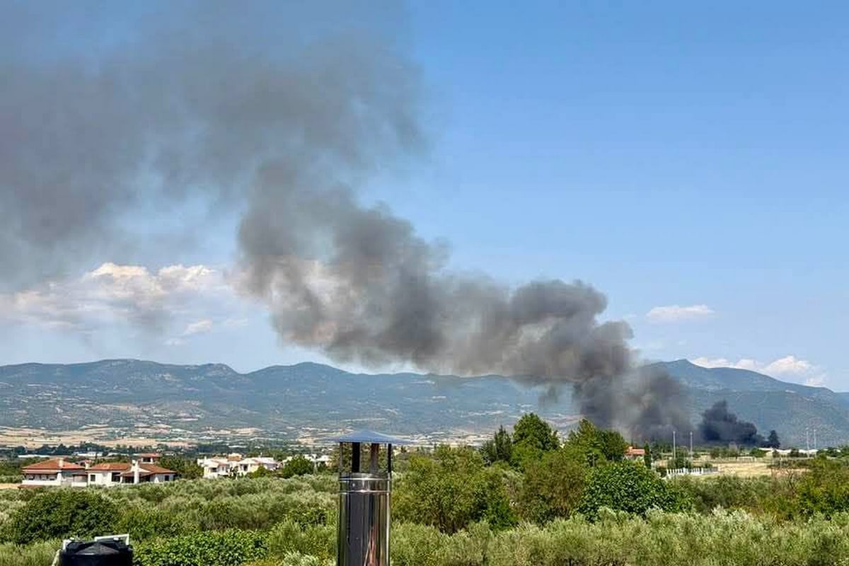 Φωτιά στη Σουρωτή Θεσσαλονίκης: Μήνυμα από το 112 – Επιχειρούν ισχυρές επίγειες δυνάμεις και δύο ελικόπτερα