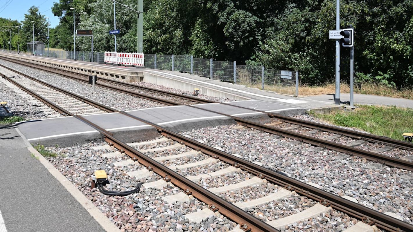 Tραγωδία στη Γερμανία: 26χρονη μητέρα παρασύρθηκε από τρένο αφού έσωσε το 2χρονο κοριτσάκι της από τις ράγες