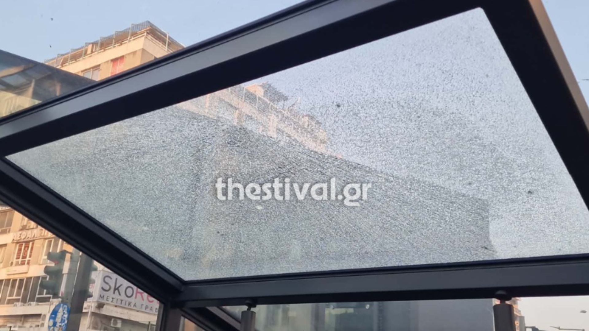 Μετρό Θεσσαλονίκης: Ράγισε τζαμαρία οροφής στην είσοδο του σταθμού Βενιζέλου – Δείτε βίντεο