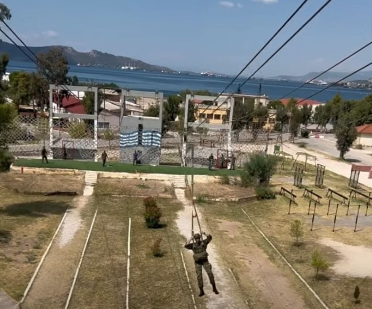 Κώστας Μπακογιάννης: Επανεκπαιδεύτηκε ως έφεδρος αλεξιπτωτιστής και πραγματοποίησε δύο άλματα – «Τιμή η κλήση, καθήκον η ανταπόκριση»