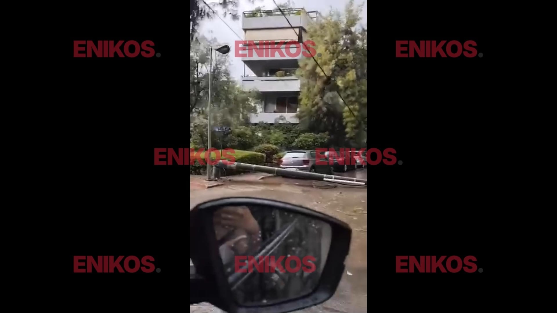 Κακοκαιρία στην Αττική: Πτώση δέντρου και κολώνας στο Ψυχικό – ΒΙΝΤΕΟ αναγνώστη