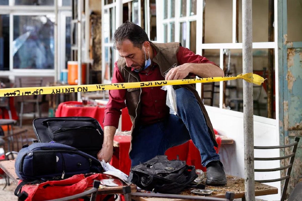 Διασώστης επιχειρεί στο σημείο της έκρηξης σε καφετέρια στο κέντρο της Δαμασκού, στις 2 Ιουλίου 2026. (Reuters/Yamaam Al Shaar)