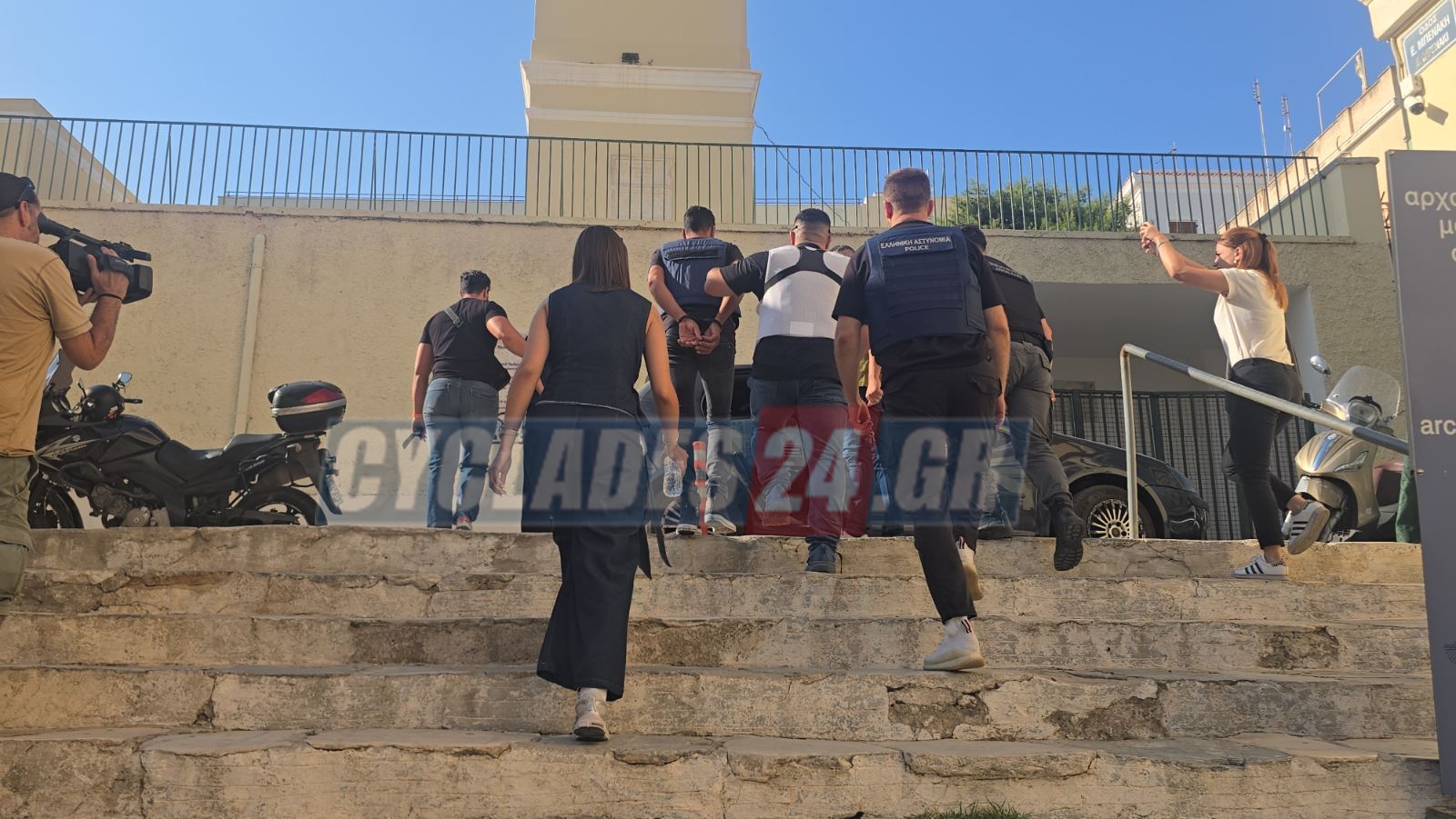 Σύρος: Η στιγμή που οδηγούνται στον εισαγγελέα οι 2 κατηγορούμενοι για τη δολοφονία της 41χρονης διασώστριας – Αναπαράσταση στο σημείο του εγκλήματος
