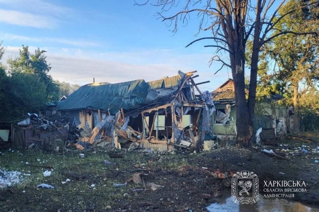 Κατεστραμμένη κατοικία στην περιφέρεια του Χαρκόβου μετά από ρωσική επίθεση, κατά την οποία σκοτώθηκαν και τραυματίστηκαν άμαχοι. Πηγή: Περιφερειακή Στρατιωτική Διοίκηση Χαρκόβου.