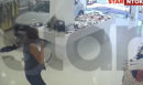 Βριλήσσια: Αυτοκίνητο «εισέβαλε» σε κατάστημα ενδυμάτων έπειτα από λάθος της οδηγού - Δείτε βίντεο