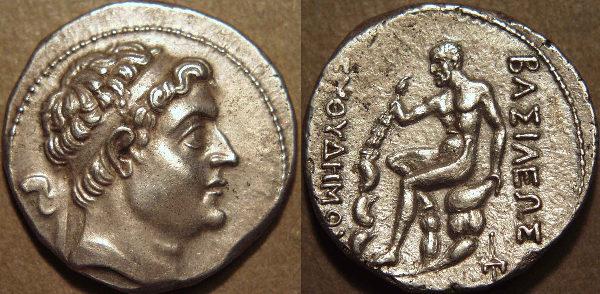 Αργυρό τετράδραχμο του Δημητρίου Α΄ του Σωτήρος, βασιλιά των Σελευκιδών, με τον Ηρακλή καθήμενο στην οπίσθια όψη (reverse). (Rani Nurmai / CC BY-SA 3.0)