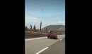 Αγροτικό κινείται σε αυτοκινητόδρομο με δύο επιβάτες στην καρότσα - ΒΙΝΤΕΟ