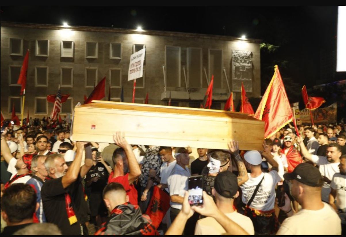 Αλβανία: Η «Επανάσταση των Φλαμίνγκο» απαιτεί την παραίτηση του Έντι Ράμα – Χιλιάδες πολίτες στους δρόμους