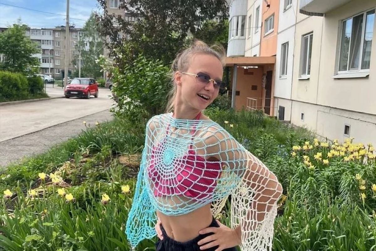 Μόσχα: Σάλος με 22χρονη influencer που βγήκε γυμνή στους δρόμους – Έρευνα εις βάρος της για διαφθορά ανηλίκων