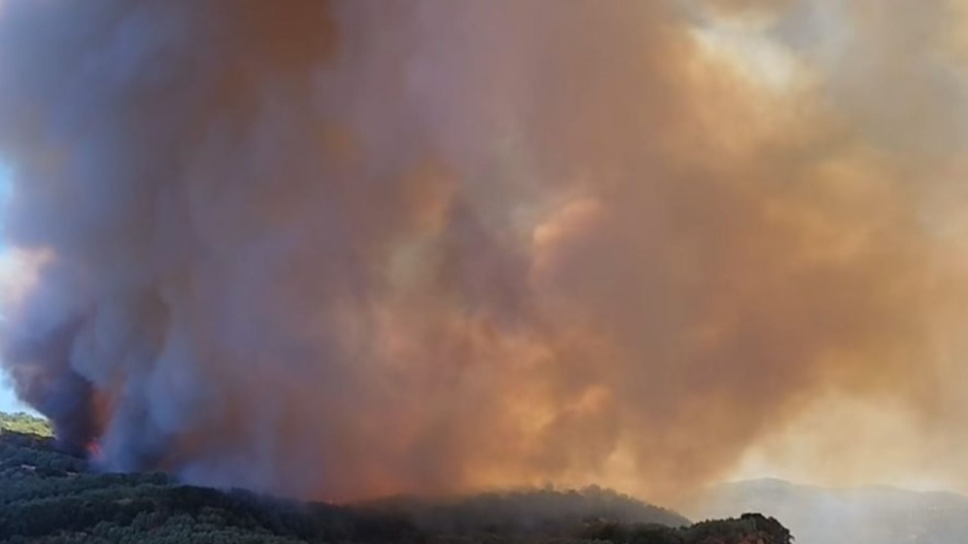 Φωτιά στην Άρτα: Νέο μήνυμα του 112- Εκκενώνεται η περιοχή Κομπότι